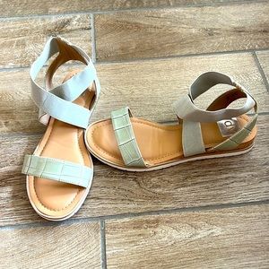 Dolce vita sandals